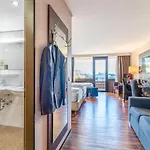 博斯坦湖广场酒店 4*